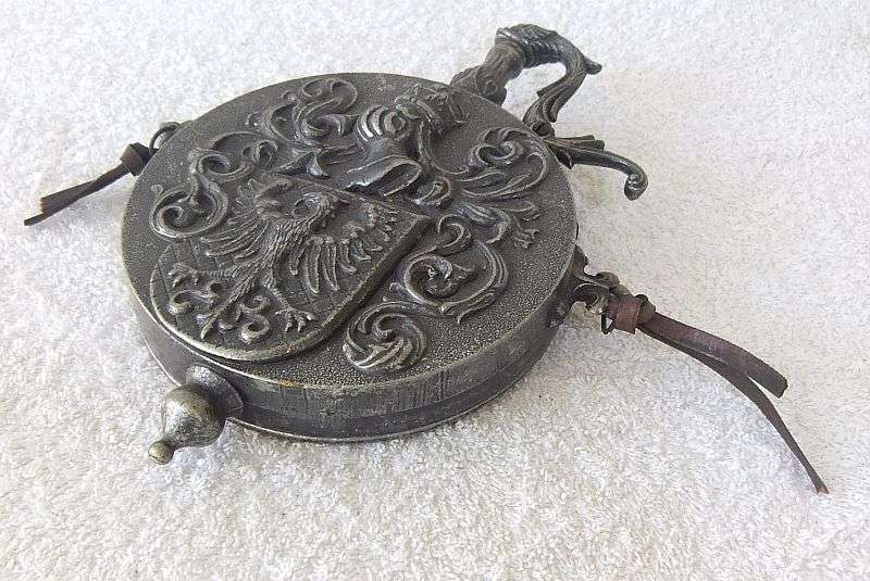 HONORABLE FIND !! A HIGHLY DETAILED CHARACTERFUL VINTAGE ORNAMENTAL EUROPEAN GUN POWDER FLASK !! WOW
