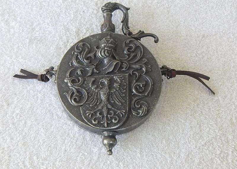 HONORABLE FIND !! A HIGHLY DETAILED CHARACTERFUL VINTAGE ORNAMENTAL EUROPEAN GUN POWDER FLASK !! WOW