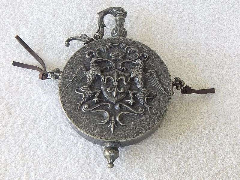 HONORABLE FIND !! A HIGHLY DETAILED CHARACTERFUL VINTAGE ORNAMENTAL EUROPEAN GUN POWDER FLASK !! WOW