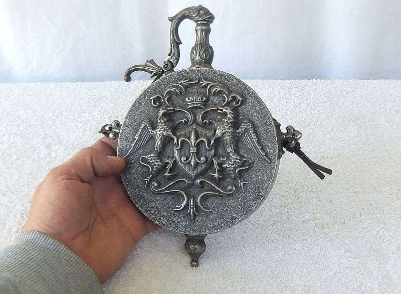 HONORABLE FIND !! A HIGHLY DETAILED CHARACTERFUL VINTAGE ORNAMENTAL EUROPEAN GUN POWDER FLASK !! WOW