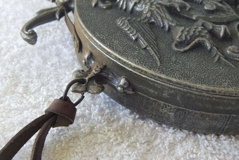 HONORABLE FIND !! A HIGHLY DETAILED CHARACTERFUL VINTAGE ORNAMENTAL EUROPEAN GUN POWDER FLASK !! WOW