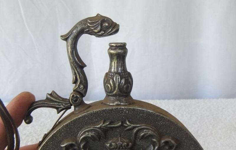 HONORABLE FIND !! A HIGHLY DETAILED CHARACTERFUL VINTAGE ORNAMENTAL EUROPEAN GUN POWDER FLASK !! WOW
