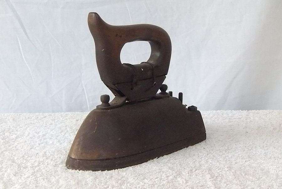 WHAT`S THIS ? A VERY VERY OLD IRON ...SAD IRON ? LOOKS TO HAVE ELECTRICAL CONNECTORS ...MMMM..
