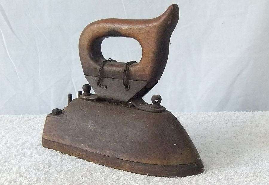 WHAT`S THIS ? A VERY VERY OLD IRON ...SAD IRON ? LOOKS TO HAVE ELECTRICAL CONNECTORS ...MMMM..