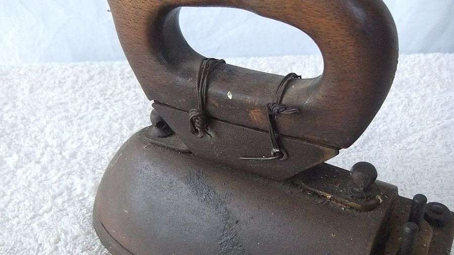 WHAT`S THIS ? A VERY VERY OLD IRON ...SAD IRON ? LOOKS TO HAVE ELECTRICAL CONNECTORS ...MMMM..