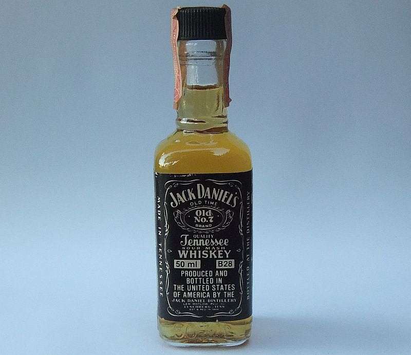 SEALED !! 50 ML VINTAGE MINIATURE !! 40 % ALCOHOL ..."" JACK DANIELS "" EXPORT QUALITY !!