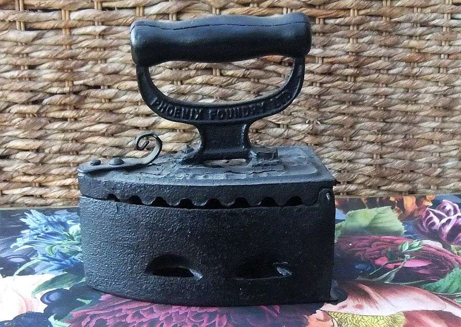 OH MAN , FOR THE PATRIOTS !! AFRICANA !! A REALLY OLD COAL IRON BY PHOENIX FOUNDRY JOHANNESBURG !!