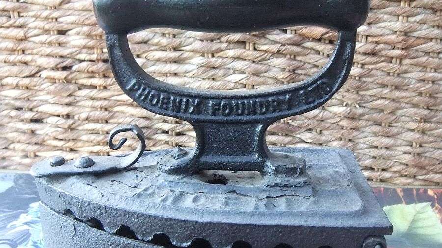 OH MAN , FOR THE PATRIOTS !! AFRICANA !! A REALLY OLD COAL IRON BY PHOENIX FOUNDRY JOHANNESBURG !!