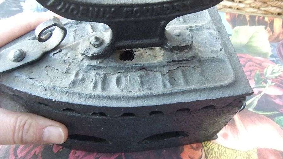 OH MAN , FOR THE PATRIOTS !! AFRICANA !! A REALLY OLD COAL IRON BY PHOENIX FOUNDRY JOHANNESBURG !!