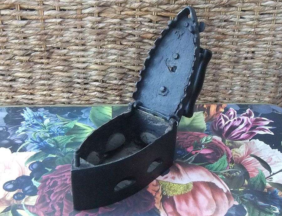 OH MAN , FOR THE PATRIOTS !! AFRICANA !! A REALLY OLD COAL IRON BY PHOENIX FOUNDRY JOHANNESBURG !!