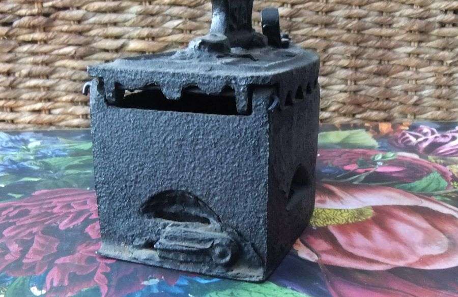 OH MAN , FOR THE PATRIOTS !! AFRICANA !! A REALLY OLD COAL IRON BY PHOENIX FOUNDRY JOHANNESBURG !!