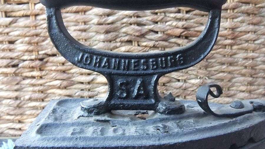 OH MAN , FOR THE PATRIOTS !! AFRICANA !! A REALLY OLD COAL IRON BY PHOENIX FOUNDRY JOHANNESBURG !!