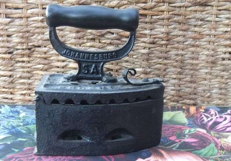 OH MAN , FOR THE PATRIOTS !! AFRICANA !! A REALLY OLD COAL IRON BY PHOENIX FOUNDRY JOHANNESBURG !!