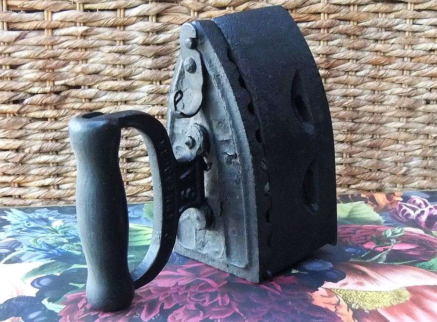 OH MAN , FOR THE PATRIOTS !! AFRICANA !! A REALLY OLD COAL IRON BY PHOENIX FOUNDRY JOHANNESBURG !!