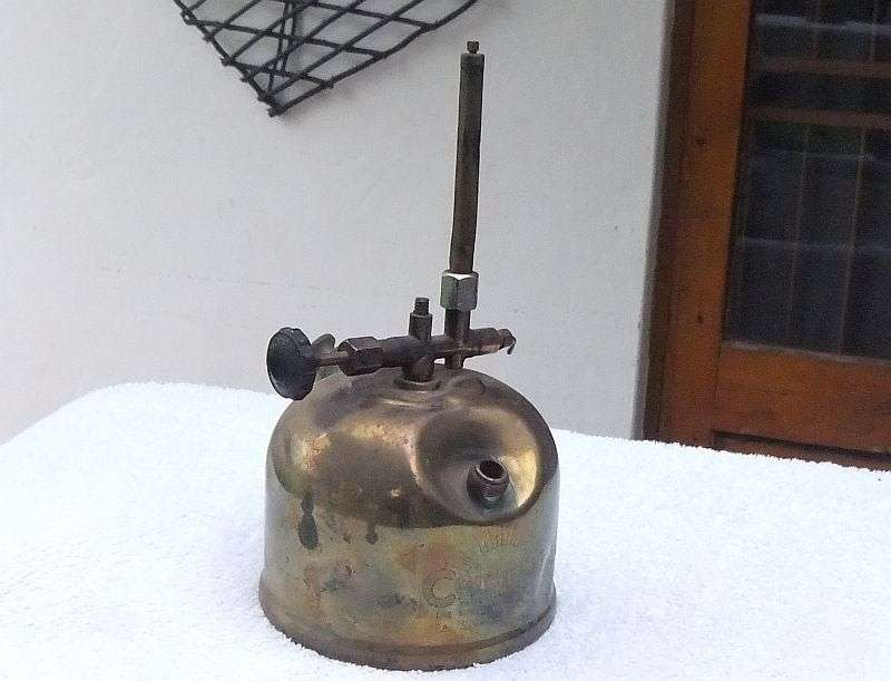 MMM, WHAT`S THIS ? AN INTERESTING OLD BRASS OILING CAN ? BY COLEMAN ... RARE INTERESTING FIND !! WOW