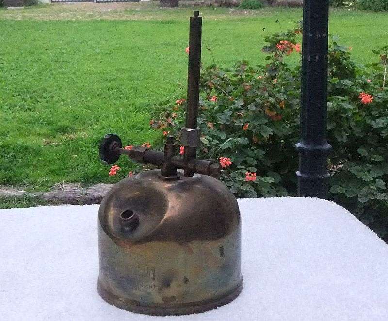 MMM, WHAT`S THIS ? AN INTERESTING OLD BRASS OILING CAN ? BY COLEMAN ... RARE INTERESTING FIND !! WOW