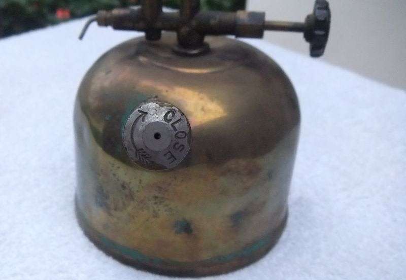 MMM, WHAT`S THIS ? AN INTERESTING OLD BRASS OILING CAN ? BY COLEMAN ... RARE INTERESTING FIND !! WOW