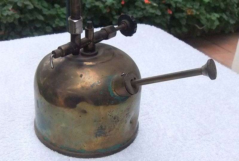 MMM, WHAT`S THIS ? AN INTERESTING OLD BRASS OILING CAN ? BY COLEMAN ... RARE INTERESTING FIND !! WOW