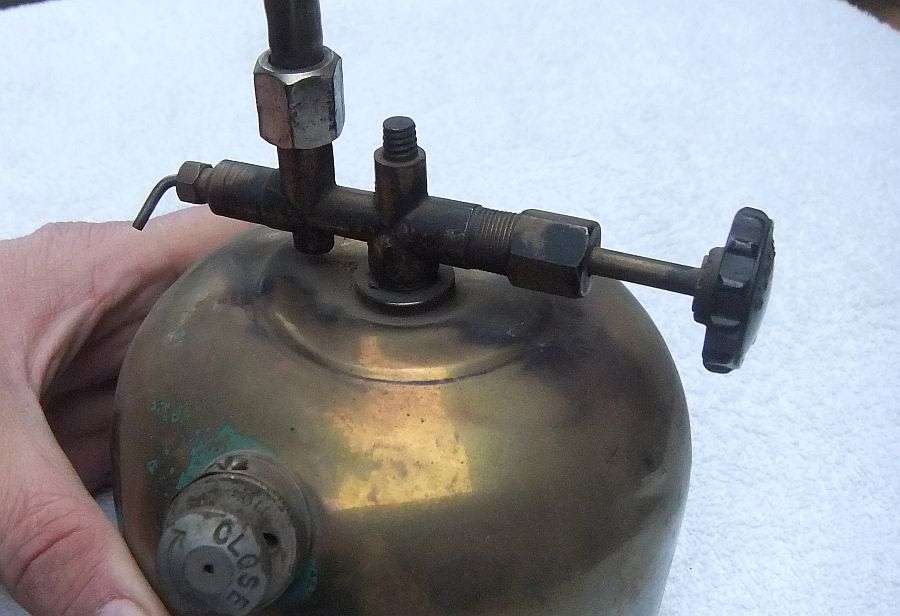 MMM, WHAT`S THIS ? AN INTERESTING OLD BRASS OILING CAN ? BY COLEMAN ... RARE INTERESTING FIND !! WOW