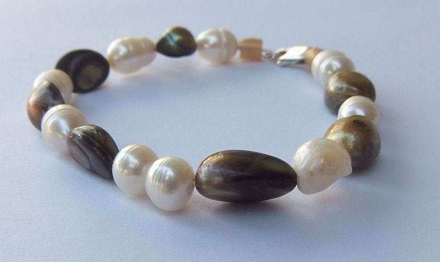 QUALITY PIECE !! A CLASSY GENUINE FRESHWATER PEARL BRACELET WITH A STERLING SILVER CLASP !! WOW !!