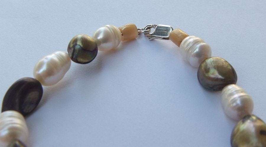 QUALITY PIECE !! A CLASSY GENUINE FRESHWATER PEARL BRACELET WITH A STERLING SILVER CLASP !! WOW !!