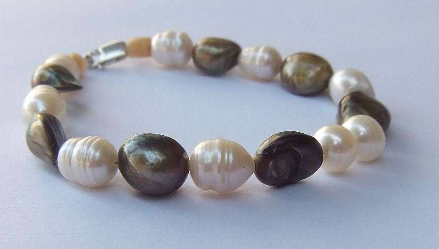QUALITY PIECE !! A CLASSY GENUINE FRESHWATER PEARL BRACELET WITH A STERLING SILVER CLASP !! WOW !!