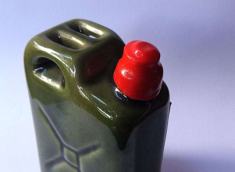 SEALED !! 50 ML VINTAGE MINIATURE !! 38 % ALCOHOL ... "" OBSTLER FRUIT SCHNAPPS "" IN JERRY CAN