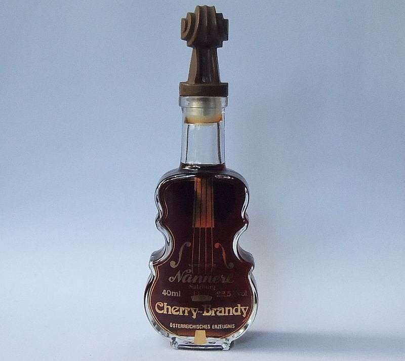 SEALED !! 40 ML VINTAGE MINIATURE !! 22.5 % ALCOHOL ...""CHERRY BRANDY"" BY NANNERL !! COLLECTABLES