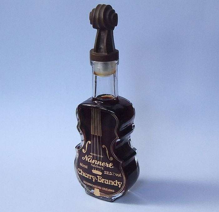 SEALED !! 40 ML VINTAGE MINIATURE !! 22.5 % ALCOHOL ...""CHERRY BRANDY"" BY NANNERL !! COLLECTABLES