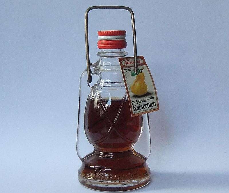 SEALED !! 40 ML VINTAGE MINIATURE !! 22.5 % ALCOHOL ..."NANNERL" PEAR LIQUEUR