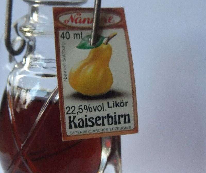 SEALED !! 40 ML VINTAGE MINIATURE !! 22.5 % ALCOHOL ..."NANNERL" PEAR LIQUEUR