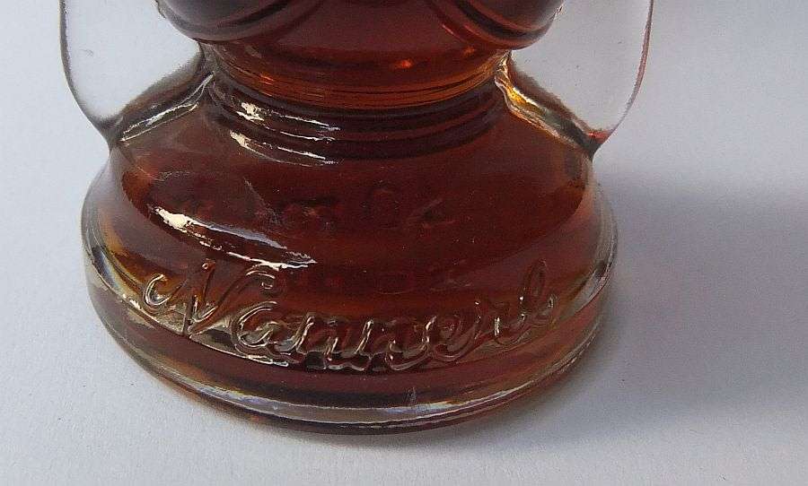 SEALED !! 40 ML VINTAGE MINIATURE !! 22.5 % ALCOHOL ..."NANNERL" PEAR LIQUEUR