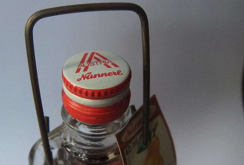 SEALED !! 40 ML VINTAGE MINIATURE !! 22.5 % ALCOHOL ..."NANNERL" PEAR LIQUEUR