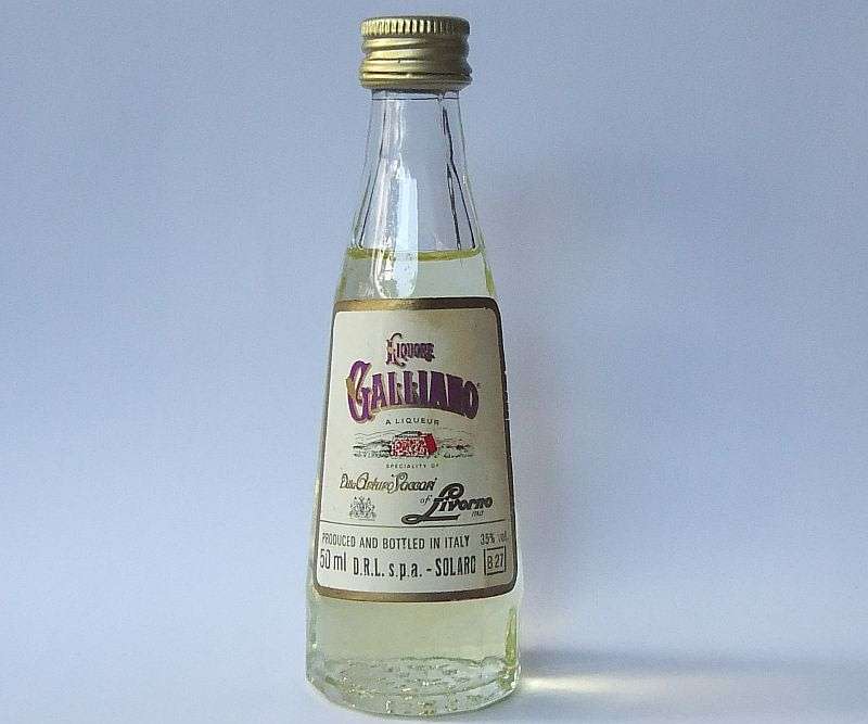 SEALED !! 50 ML VINTAGE MINIATURE !! 35 % ALCOHOL ..."GALLIANO" ITALIAN LIQUEUR