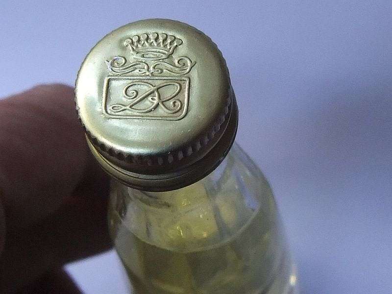 SEALED !! 50 ML VINTAGE MINIATURE !! 35 % ALCOHOL ..."GALLIANO" ITALIAN LIQUEUR