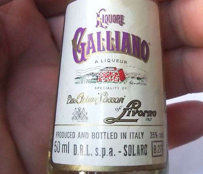 SEALED !! 50 ML VINTAGE MINIATURE !! 35 % ALCOHOL ..."GALLIANO" ITALIAN LIQUEUR