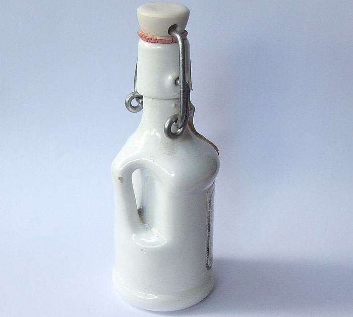 SEALED !! 40 ML VINTAGE MINIATURE !! 32 % ALCOHOL ..." HAFEN KOM " GERMAN LIQUEUR