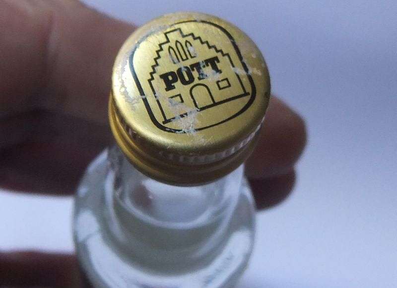 SEALED !! 40 ML VINTAGE MINIATURE !! 40 % ALCOHOL ..."" POTT ""  RUM , YUM