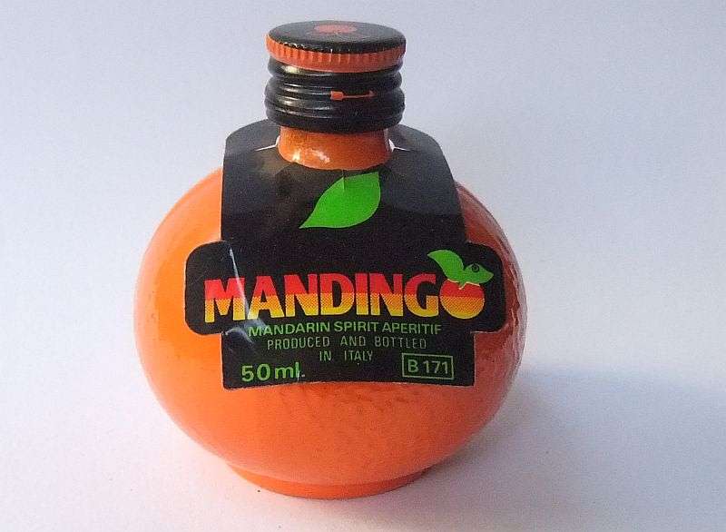 SEALED !! 50 ML VINTAGE MINIATURE !! UNKNOWN % ALCOHOL ..."MANDING" MANDARIN SPIRIT APERITIF