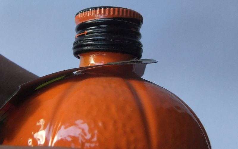 SEALED !! 50 ML VINTAGE MINIATURE !! UNKNOWN % ALCOHOL ..."MANDING" MANDARIN SPIRIT APERITIF