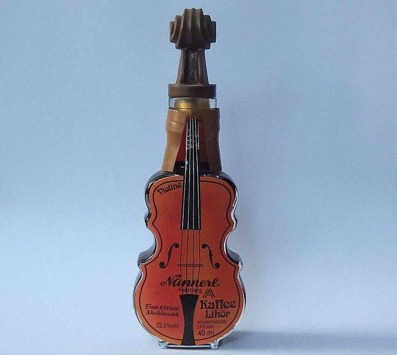 SEALED !! 40 ML VINTAGE MINIATURE !! 22.5 % ALCOHOL ..."NANNERL" COFFEE LIQUEUR !! VIOLIN SHAPE