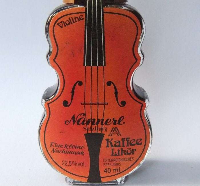 SEALED !! 40 ML VINTAGE MINIATURE !! 22.5 % ALCOHOL ..."NANNERL" COFFEE LIQUEUR !! VIOLIN SHAPE