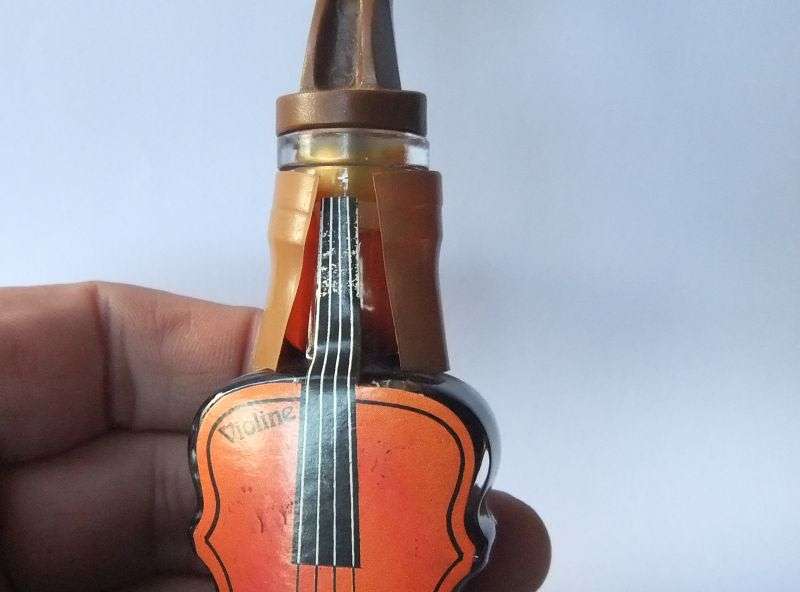 SEALED !! 40 ML VINTAGE MINIATURE !! 22.5 % ALCOHOL ..."NANNERL" COFFEE LIQUEUR !! VIOLIN SHAPE