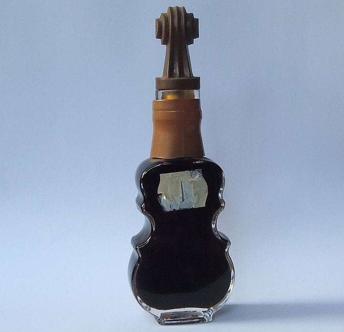 SEALED !! 40 ML VINTAGE MINIATURE !! 22.5 % ALCOHOL ..."NANNERL" COFFEE LIQUEUR !! VIOLIN SHAPE
