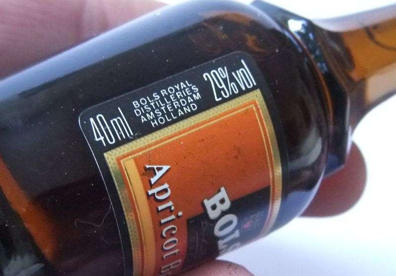 SEALED !! 40 ML VINTAGE MINIATURE !! 29 % ALCOHOL ..."BOLS" APRICOT BRANDY
