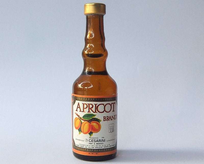 SEALED !! 16 ML VINTAGE MINIATURE !! UNKNOWN % ALCOHOL ..."APRICOT BRANDY" ITALIAN
