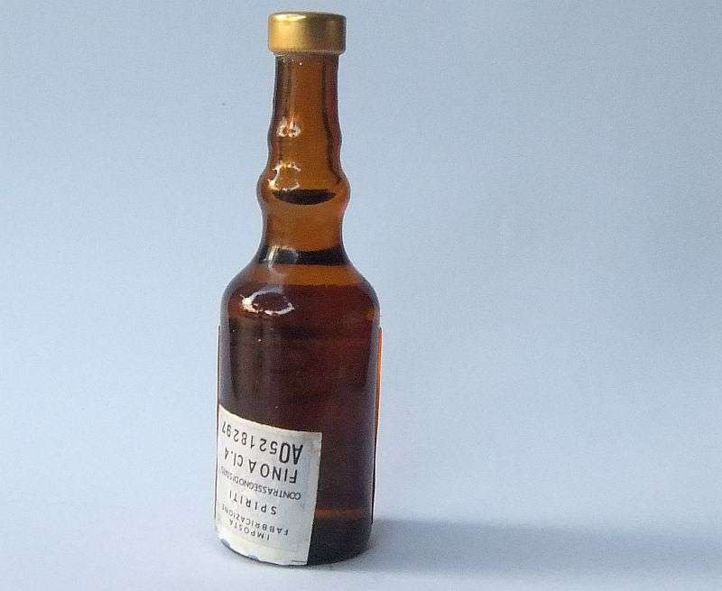 SEALED !! 16 ML VINTAGE MINIATURE !! UNKNOWN % ALCOHOL ..."APRICOT BRANDY" ITALIAN