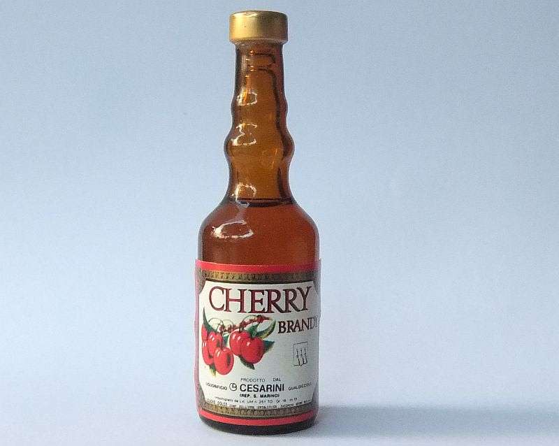 SEALED !! 16 ML VINTAGE MINIATURE !! UNKNOWN % ALCOHOL ..."CHERRY BRANDY" ITALIAN