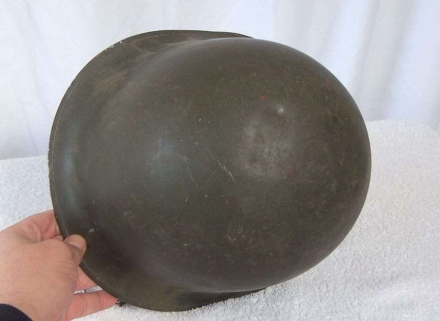 A VERY COOL AND TOTALLY USABLE VINTAGE ARMY HELMET !! STILL HAS ITS INNER LINING !! NICE FIND !!