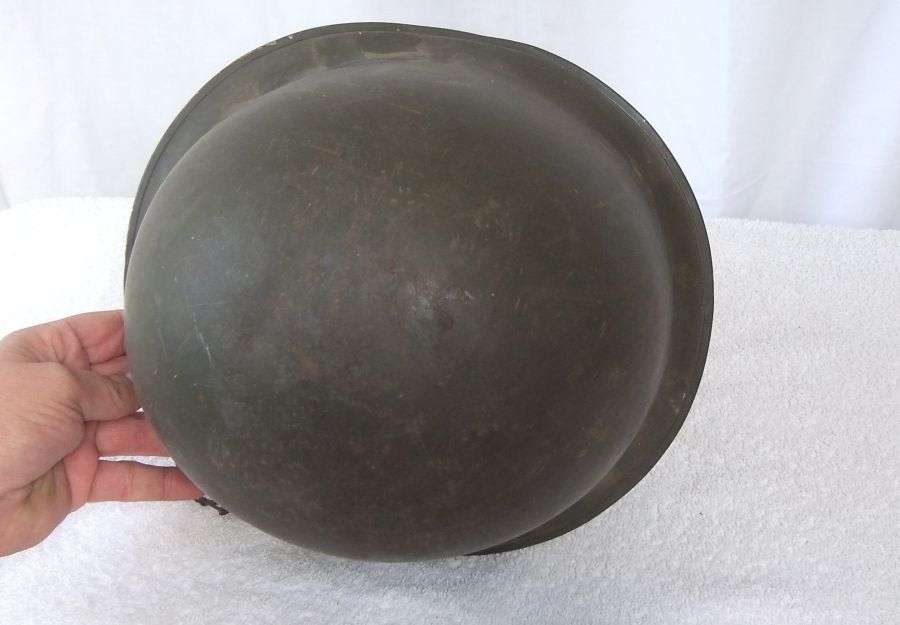 A VERY COOL AND TOTALLY USABLE VINTAGE ARMY HELMET !! STILL HAS ITS INNER LINING !! NICE FIND !!